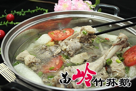 【舜泰火鍋】苗嶺竹蓀鵝本店所用大鵝均為笨鵝，湯鮮味美，其肉肥而不膩，香氣撲鼻。